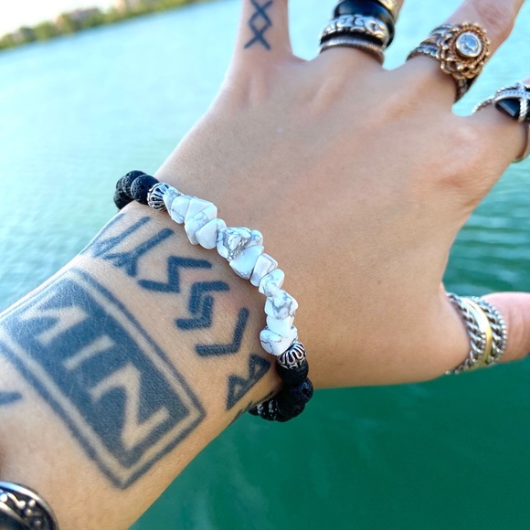 π΄ Genuine howlite & lava rock bead bracelet - Picture 9 of 12